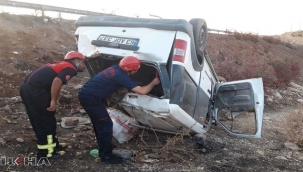 Karaköprü'de hafif ticari araç şarampole devrildi: 3 yaralı 