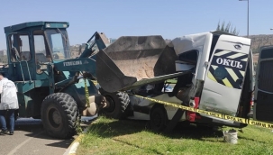 Okul servisi ile iş makinası çarpıştı: 1'i ağır 13 yaralı