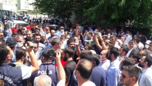 Siverek ve Hilvan'da çiftçiler kara yolunu kapattı