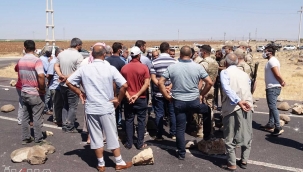 Viranşehir'de çiftçiler yol kapatarak eylem yaptı