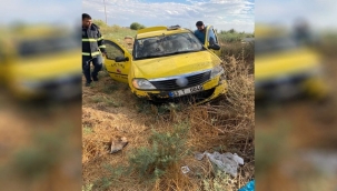 Akçakale'de ticari taksi şarampole devrildi: 2 yaralı