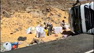 Siverek'te mısır yüklü tır şarampole devrildi