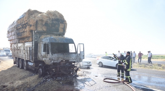 Siverek'te seyir halindeki saman yüklü kamyon yandı