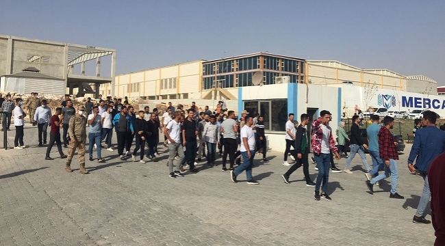 İşten çıkarılan işçiler fabrika önünde eylem yaptı