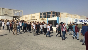 İşten çıkarılan işçiler fabrika önünde eylem yaptı