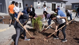 Hayvan severler,  hayvan rehabilitasyon merkezine fidan dikti