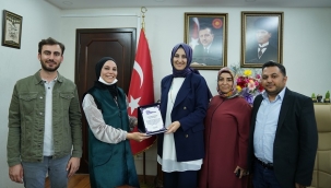 Özel eğitim kurumu öğretmenlerinden Başkan Çakmak'a plaket