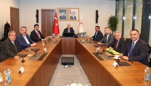 Şanlıurfaspor Yönetimi İçişleri Bakanı Soylu'ya 63 numaralı formayı hediye etti