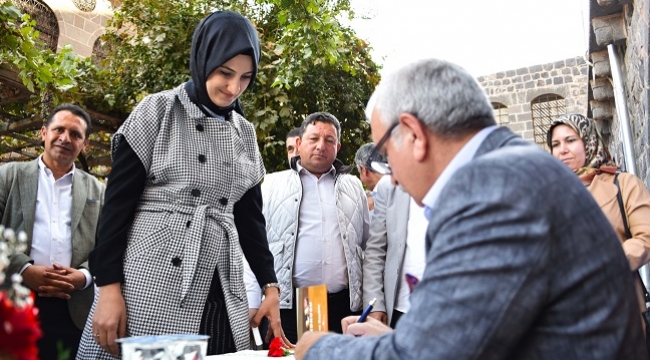 Siverek Belediyesi şair ve yazarları halka buluşturmaya başladı
