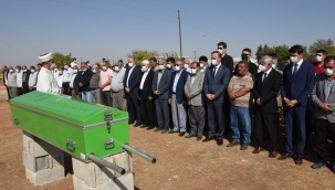 Vali Erin trafik kazasında vefat eden lise öğrencisi İrem'in cenazesine katıldı