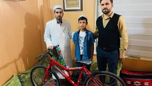 5 vakit namazını camide cemaatle kıldı bisiklet kazandı