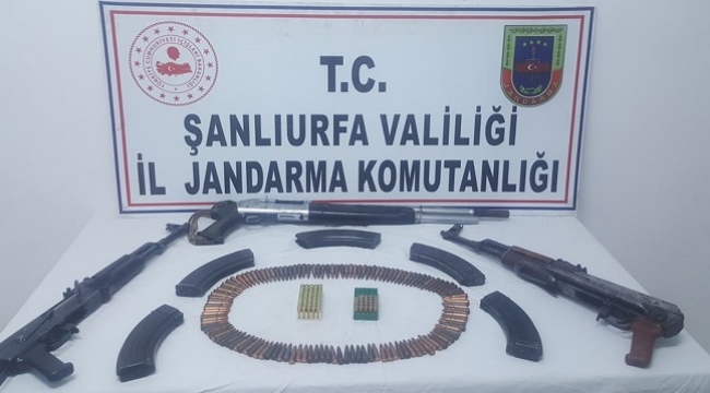  Silah kaçakçısının evinde yapılan aramada kalaşnikof ele geçirildi