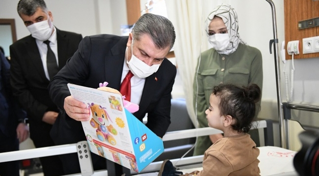 Sağlık Bakanı Koca Şanlıurfa'da tedavi gören çocuklara oyuncak hediye etti