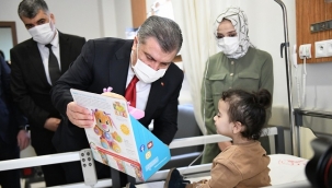 Sağlık Bakanı Koca Şanlıurfa'da tedavi gören çocuklara oyuncak hediye etti