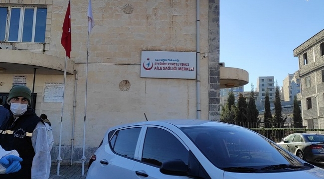 Sağlık ocağı bahçesinde öfkeli koca önce eşini sonra kendini vurdu