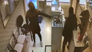 Şanlıurfa'daki silahlı kuyumcu soygunu güvenlik kamerasına yansıdı