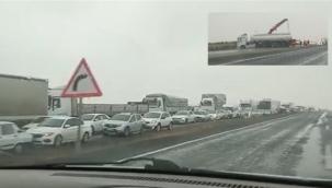 Siverek'te yakıt tankeri devrildi kara yolunda kilometrelerce kuyruk oluştu