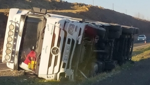Siverek'te yumurta yüklü tır devrildi: Bir yaralı