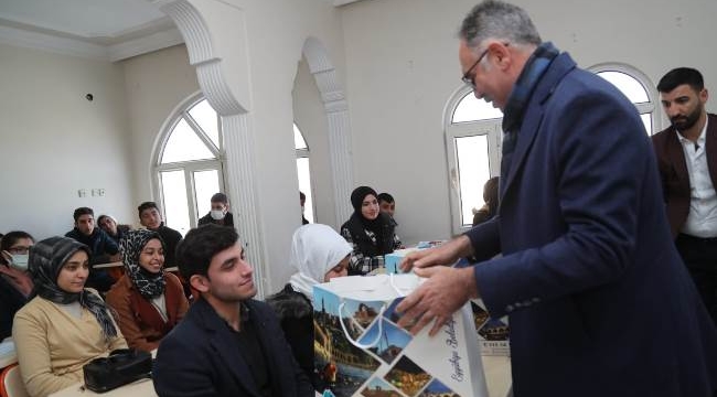 Başkan Mehmet Kuş öğrencilere eğitim seti desteği sağladı