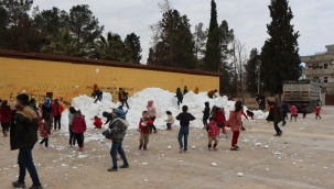 Kara hasret kalan Akçakale'ye kamyonlarla kar götürdüler