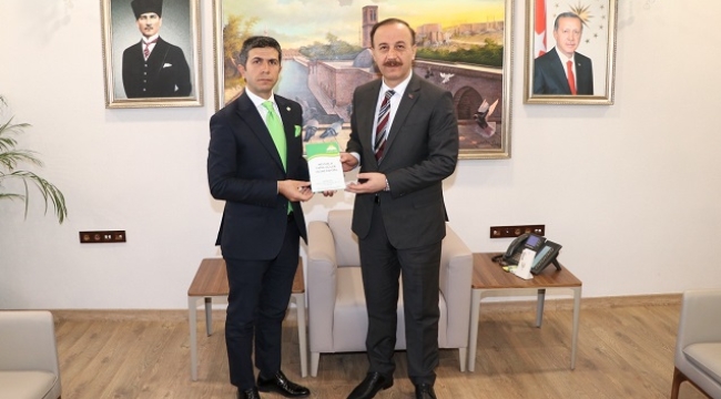 Özaslan, mevsimlik tarım işçileri ile ilgili hazırladığı raporu Vali Erin'e sundu