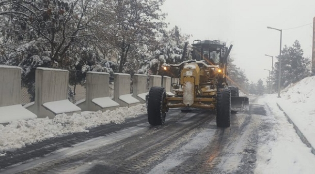 Şanlıurfa'da kar yağışından dolayı kapanan şehirlerarası yollar kontrollü şekilde açıldı