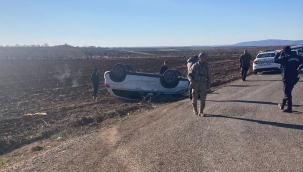 Şanlıurfa'da otomobil virajı alamayarak devrildi: 1 yaralı