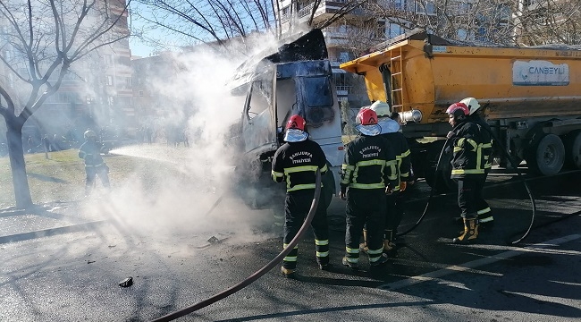 Şanlıurfa'da seyir halindeki kamyon alev alev yandı