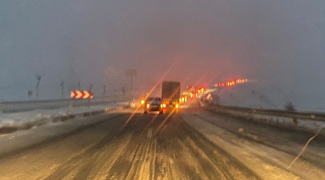 Şanlıurfa- Diyarbakır kara yolunda yüzlerce araç yolda kaldı
