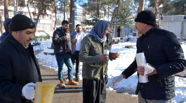 Siverek'te soğuk havada çorba ikramı