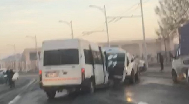 Büyükşehir Belediyesine ait araç ile minibüs çarpıştı: 10 yaralı