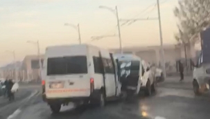 Büyükşehir Belediyesine ait araç ile minibüs çarpıştı: 10 yaralı