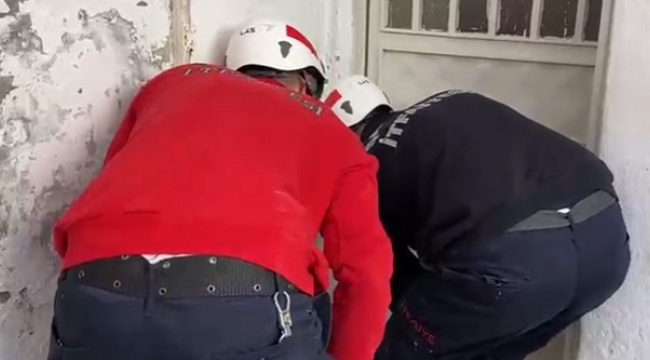 Şanlıurfa'da demir kapıya parmakları sıkışan çocuğun yardımına itfaiye yetişti