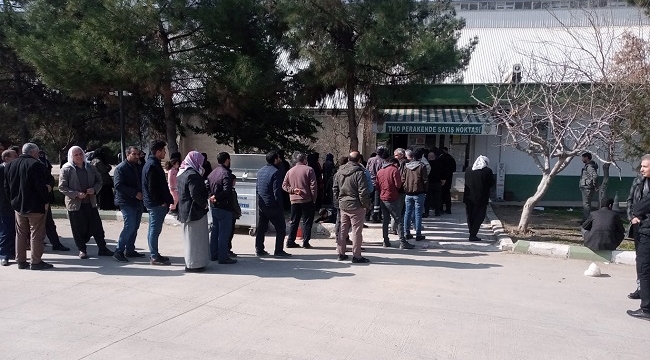 Şanlıurfa'da ucuz sıvı yağ ve pirinç almak isteyenler uzun kuyruklar oluşturdu
