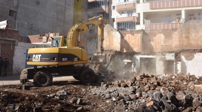 Siverek’te bağımlıların mesken tuttuğu metruk evler yıkıldı