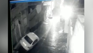 El freni çekilmeyen otomobil duvara ve otomobile çarptı 