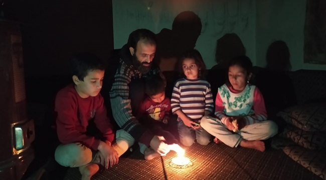 Elektrik faturasını ödeyemeyen ailenin elektriği kesildi