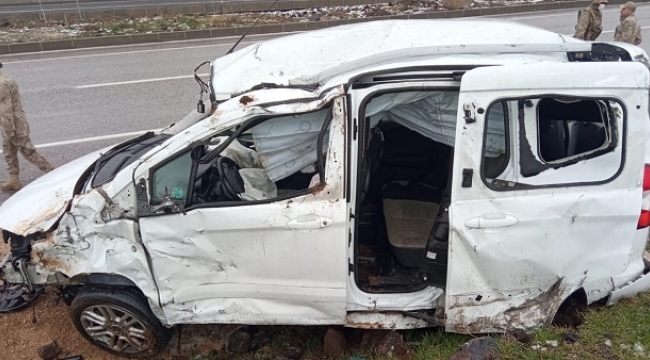 Siverek'te hafif ticari araç takla atarak devrildi: 1 ölü 2 yaralı