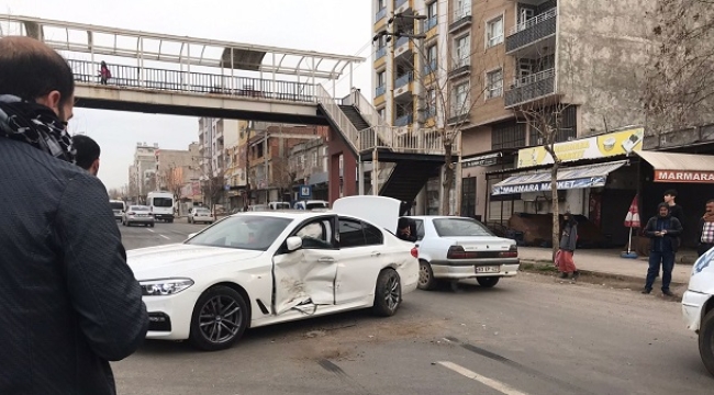 Şanlıurfa'da 3 aracın karıştığı kazada 1 kişi hafif yaralandı