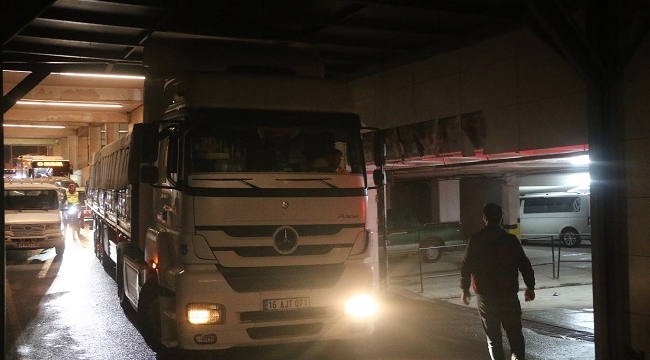 Tünel yüksekliğine dikkat etmeyen tır sürücüsü zor anlar yaşadı