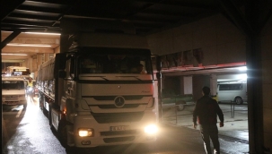 Tünel yüksekliğine dikkat etmeyen tır sürücüsü zor anlar yaşadı