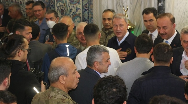 Milli Savunma Bakanı Akar, Bayram Namazını Şanlıurfa'da kıldı
