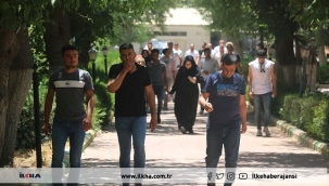 Şanlıurfa'da AYT'ye giren adaylar sıraların küçük olmasından yakındı