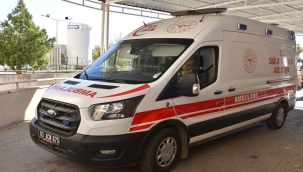 Siverek'te motosiklet yolun karşısına geçmeye çalışan şahsa çarptı: 3 yaralı