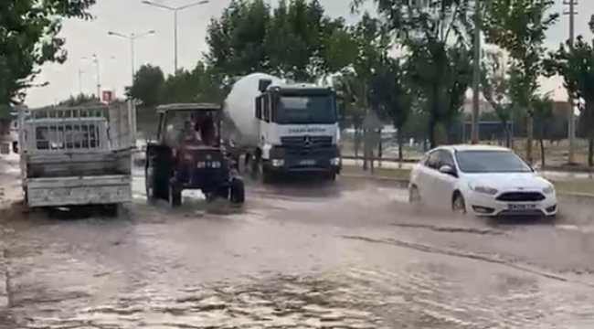 Siverek'te 15 dakika süren sağanak yağış yolları göle çevirdi