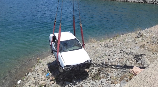 Siverek'te el freni çekilmeden park edilen otomobil nehre düştü