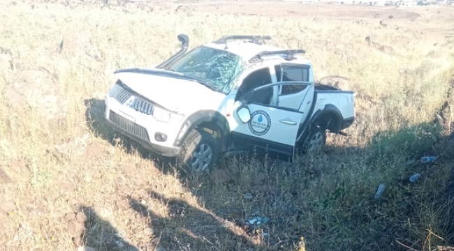 Siverek'te hafif ticari araç şarampole devrildi: 2 yaralı