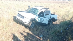 Siverek'te hafif ticari araç şarampole devrildi: 2 yaralı