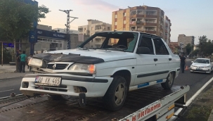 Siverek'te otomobil önce yayaya sonra refüje çarptı: 3 yaralı