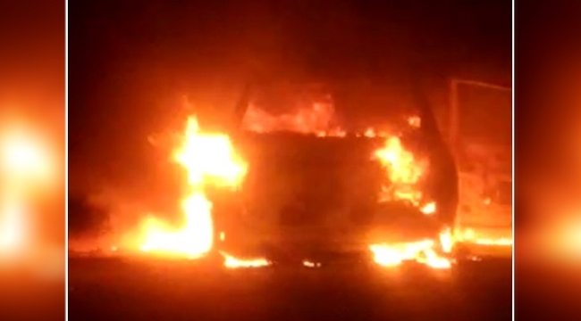 Siverek'te seyir halindeki otomobil alev alev yandı